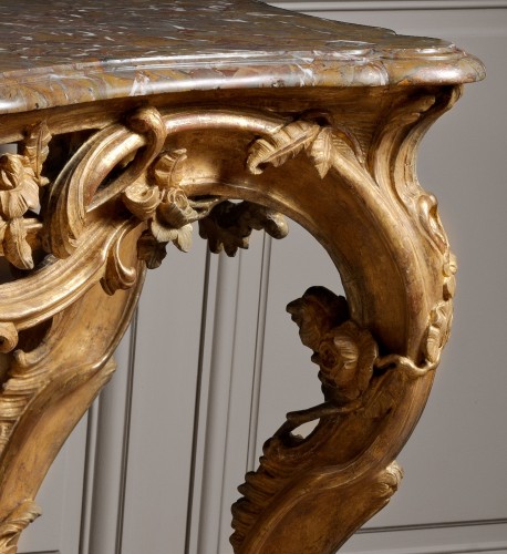 XVIIIe siècle - Console en bois sculpté et doré d' Epoque Louis XV