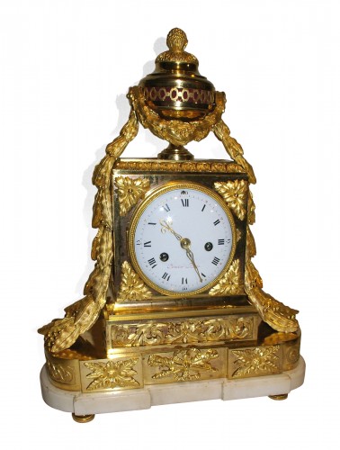 Pendule dite « borne » en bronze doré, époque Louis XVI