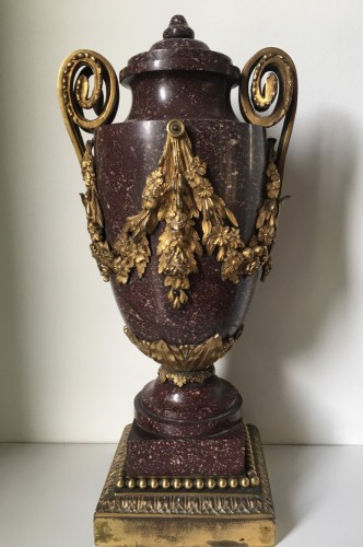 Louis XVI - Vase Urne en porphyre, Italie fin du XVIIIe siècle