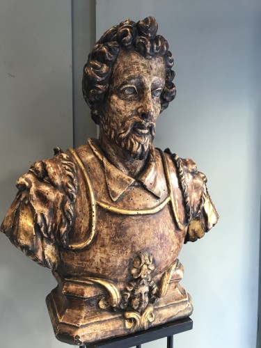 XVIe siècle et avant - Buste d’un auguste (1590-1620) en bois sculpté, doré et laqué
