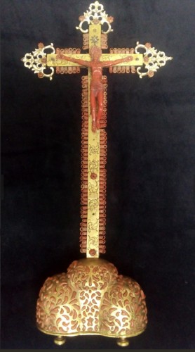Christ en croix en corail et bronze