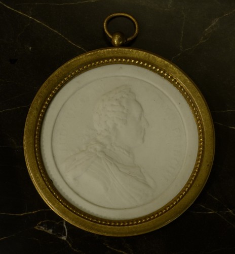 Portrait de Louis XV, médaillon en biscuit - Céramiques, Porcelaines Style Louis XV