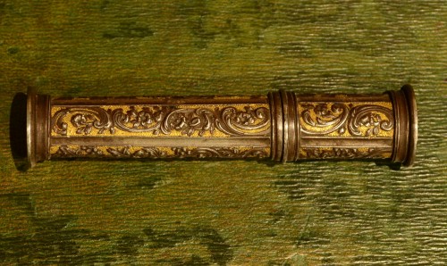 Etui à cire Louis XV en fer ciselé et partiellement doré - Galerie Étienne Lévy