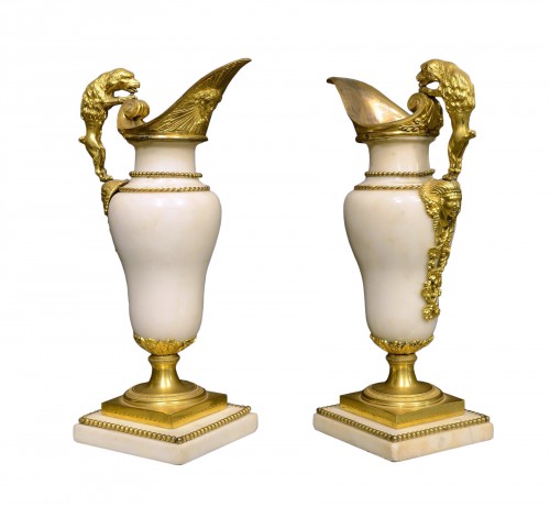 Belle paire d’aiguières d'époque Louis XVI en marbre blanc et bronze doré