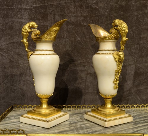 Belle paire d’aiguières d'époque Louis XVI en marbre blanc et bronze doré - Objet de décoration Style Louis XVI