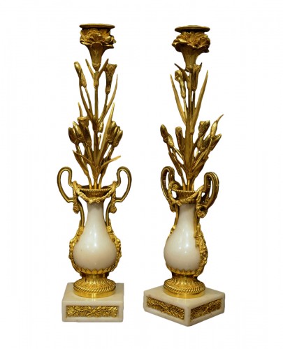 Paire de bougeoirs d’époque Louis XVI en marbre et bronze doré
