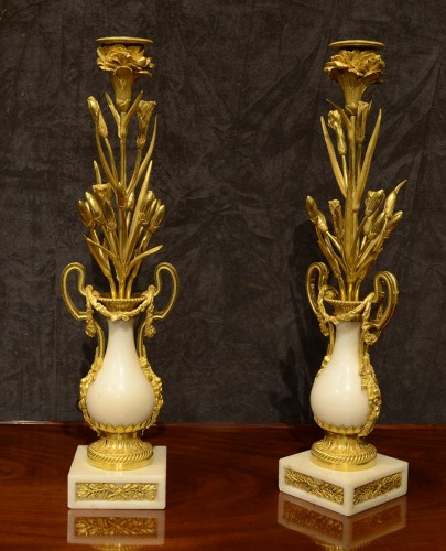 Paire de bougeoirs d’époque Louis XVI en marbre et bronze doré - Luminaires Style Louis XVI