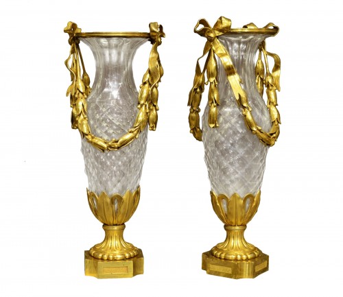 Paire de vases d’époque Louis XVI, en cristal taillé monté en bronze ciselé et doré
