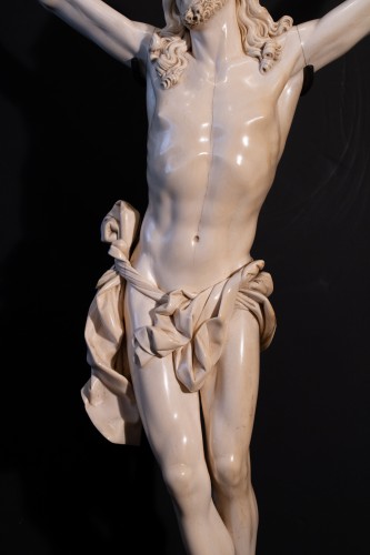 Grand et exceptionnel Christ « Vivo » en ivoire sculpté - Galerie FC Paris