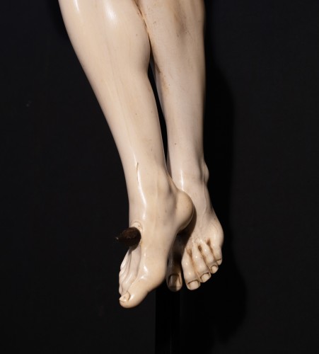 Grand et exceptionnel Christ « Vivo » en ivoire sculpté - Louis XIV