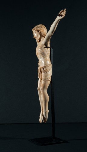 Grand Christ en ivoire sculpté, époque XVIIe siècle - 