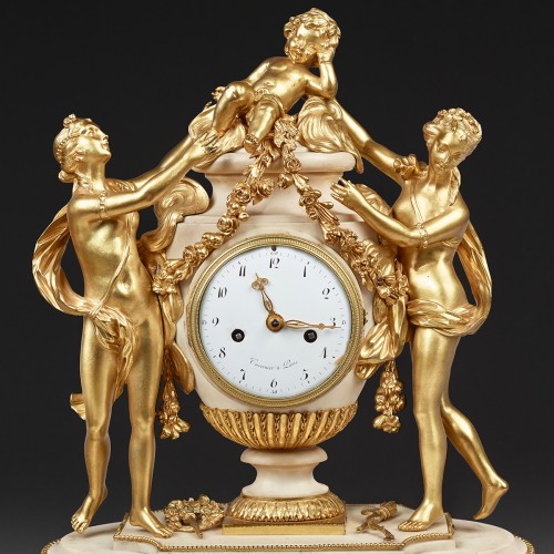 Pendule en forme de vase entouré de deux Grâces et un amour - Horlogerie Style Louis XVI