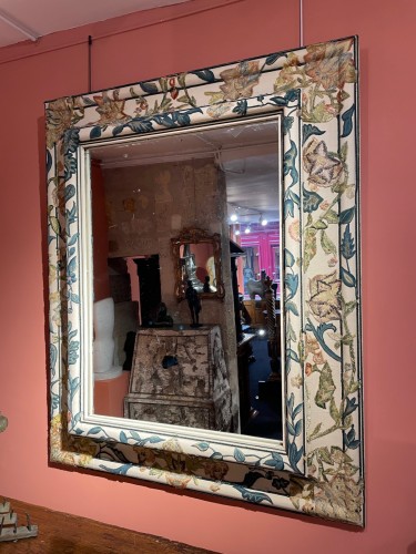 Miroirs, Trumeaux  - Miroir de decoration recouverte d'un tissu jaune et de broderies