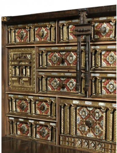 XVIIe siècle - Cabinet de voyage dit "Bargueno" reposant sur sa commode d'origine