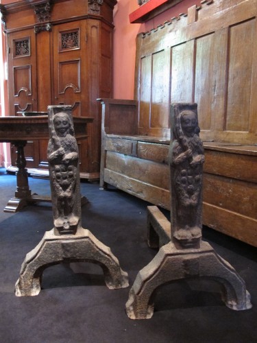 Paire de chenets en fonte de fer d'époque Gothique à décor d'hommes sauvages - Objet de décoration Style Moyen Âge