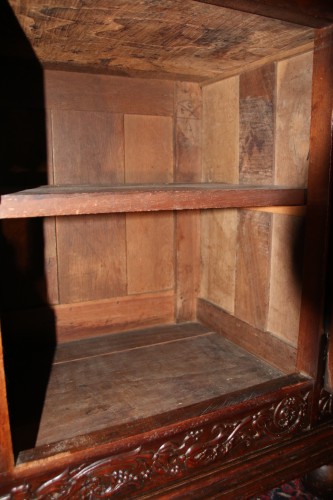 Cabinet à deux corps en bois de noyer rouge - Galerie Gabrielle Laroche