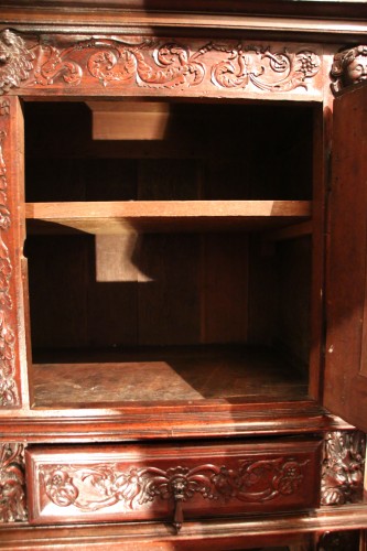 Cabinet à deux corps en bois de noyer rouge - Renaissance