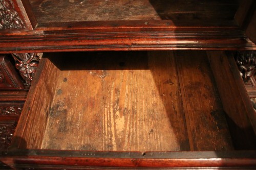 Antiquités - Cabinet à deux corps en bois de noyer rouge