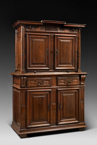 Mobilier Cabinet & Coffre - Cabinet à deux corps en noyer rouge d'époque Renaissance