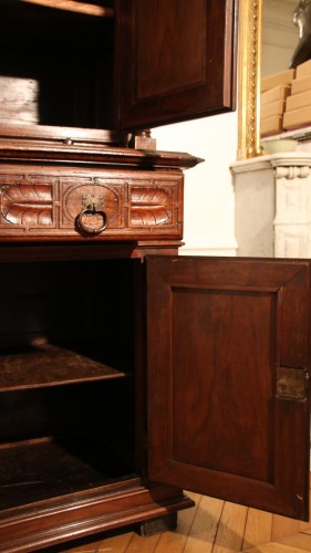 Antiquités - Cabinet à deux corps en noyer rouge d'époque Renaissance