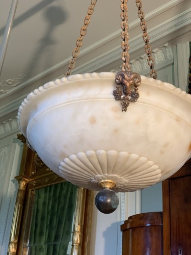 Suspension en albâtre en forme de vasque classique , XIXe siècle - Luminaires Style Restauration - Charles X