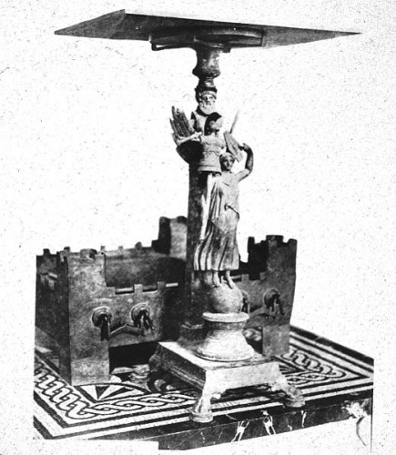 Mobilier Table & Guéridon - Table à l'antique en bronze - XIXe siècle