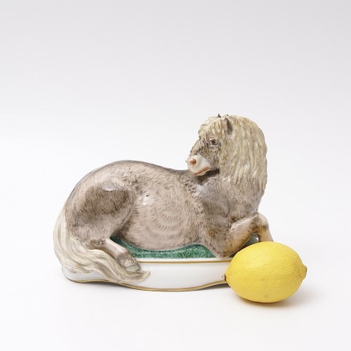 Cheval allongé en porcelaine de Meissen, modèle de Max ESSER 1925 - Céramiques, Porcelaines Style Art Déco