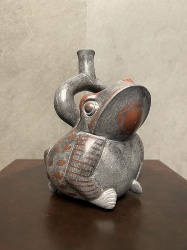 Archéologie  - Vase à anse-goulot en étrier représentant un crapaud buffle