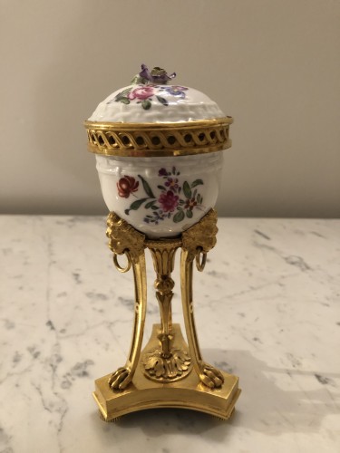 Objet de décoration Cassolettes, coupe et vase - Garniture en porcelaine de Meissen d’époque Louis XVI