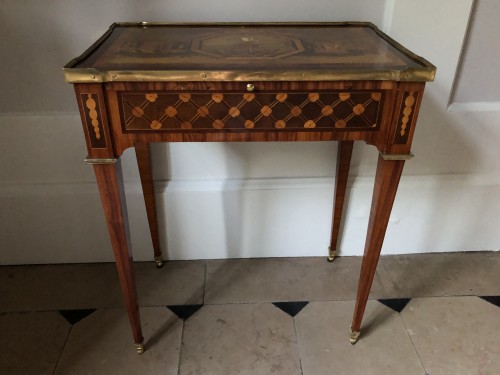Mobilier Table & Guéridon - Petite table Louis XVI estampillée Schlichtig