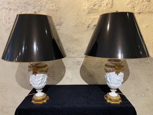 Paire de vases en biscuit montés en lampes - Luminaires Style Napoléon III