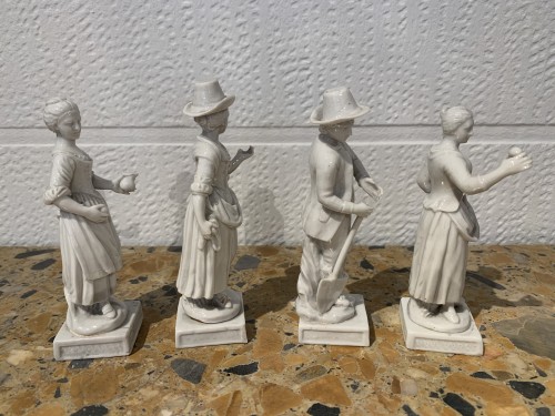 Céramiques, Porcelaines  - Suite de quatre statuettes en porcelaine Italie 1780