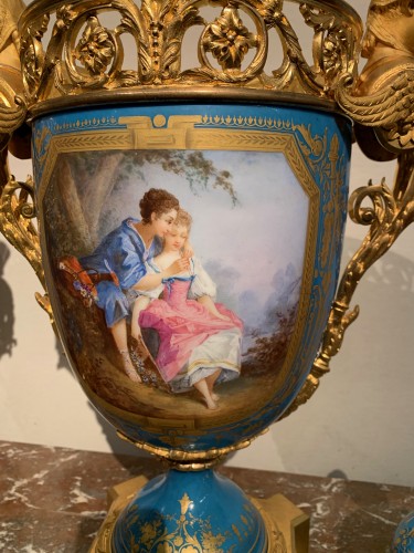 XIXe siècle - Paire de grands vases en porcelaine montés bronze
