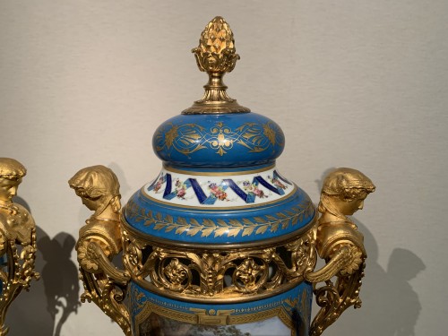Napoléon III - Paire de grands vases en porcelaine montés bronze