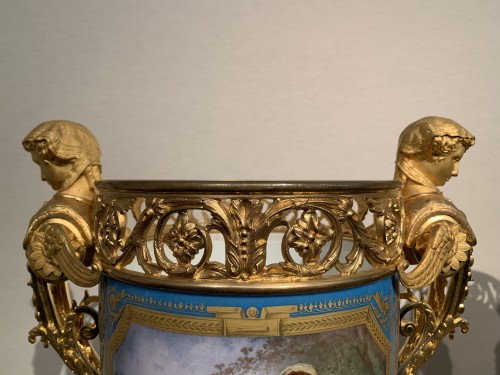 Antiquités - Paire de grands vases en porcelaine montés bronze