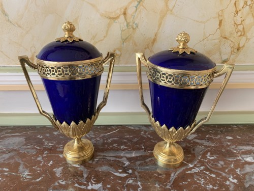 Antiquités - Paire de vases en porcelaine d’époque Louis XVI