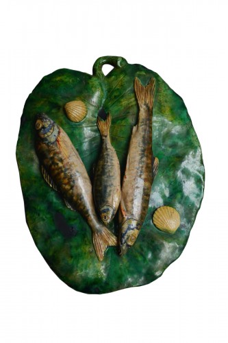 A. Renoleau, feuille verte aux trois poissons, céramique en barbotine vernissée