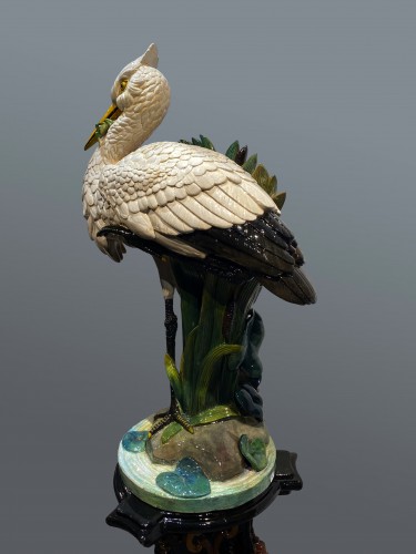 XXe siècle - Céramique de Toul - Bellevue, barbotine d'un Héron à la grenouille sur sa colonne