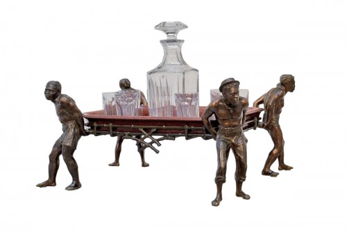 Quatre abyssins en bronze portant un plateau en bois laqué - Orientaliste
