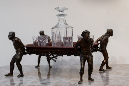Quatre abyssins en bronze portant un plateau en bois laqué - Orientaliste - Galerie Origines