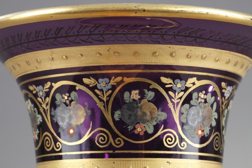 Antiquités - Vase Medicis en opaline améthyste à décor des fables de la fontaine