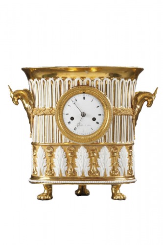 Pendule en forme de vase en porcelaine dorée, début du XIXe siècle