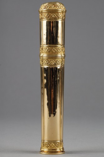 Étui à cire en or et son blason, travail d'époque Louis XV - Objets de Vitrine Style Louis XV