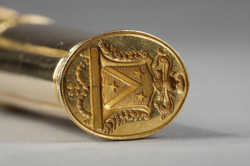 Étui à cire en or et son blason, travail d'époque Louis XV - Ouaiss Antiquités
