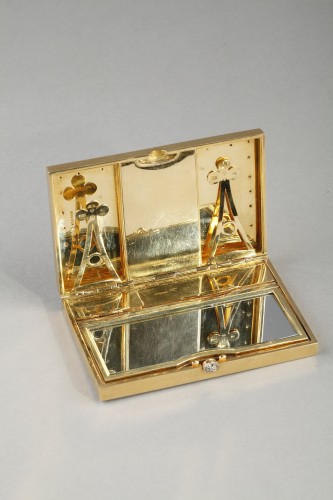 Antiquités - Une minaudiere Art Deco en or et email