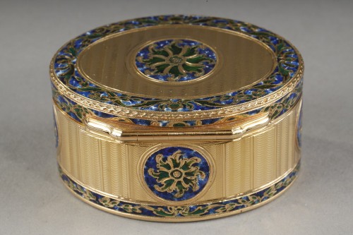 XVIIIe siècle - Tabatière ovale du 18e siècle en or et émail, Suisse ou Hanau