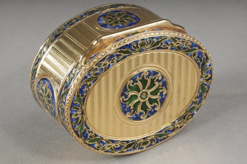 Antiquités - Tabatière ovale du 18e siècle en or et émail, Suisse ou Hanau