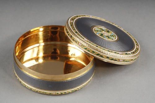 Louis XVI - Bonbonnière ou tabatière ronde en or et email, fin 18e siècle