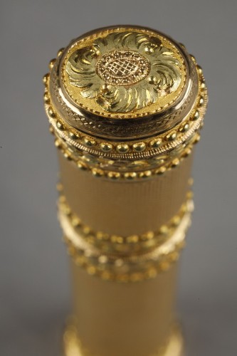 Antiquités - Etui à cire en or de plusieurs tons, Louis XVI
