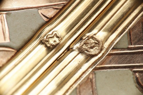 Antiquités - Boite ronde en or et composition de la fin du 18e siècle